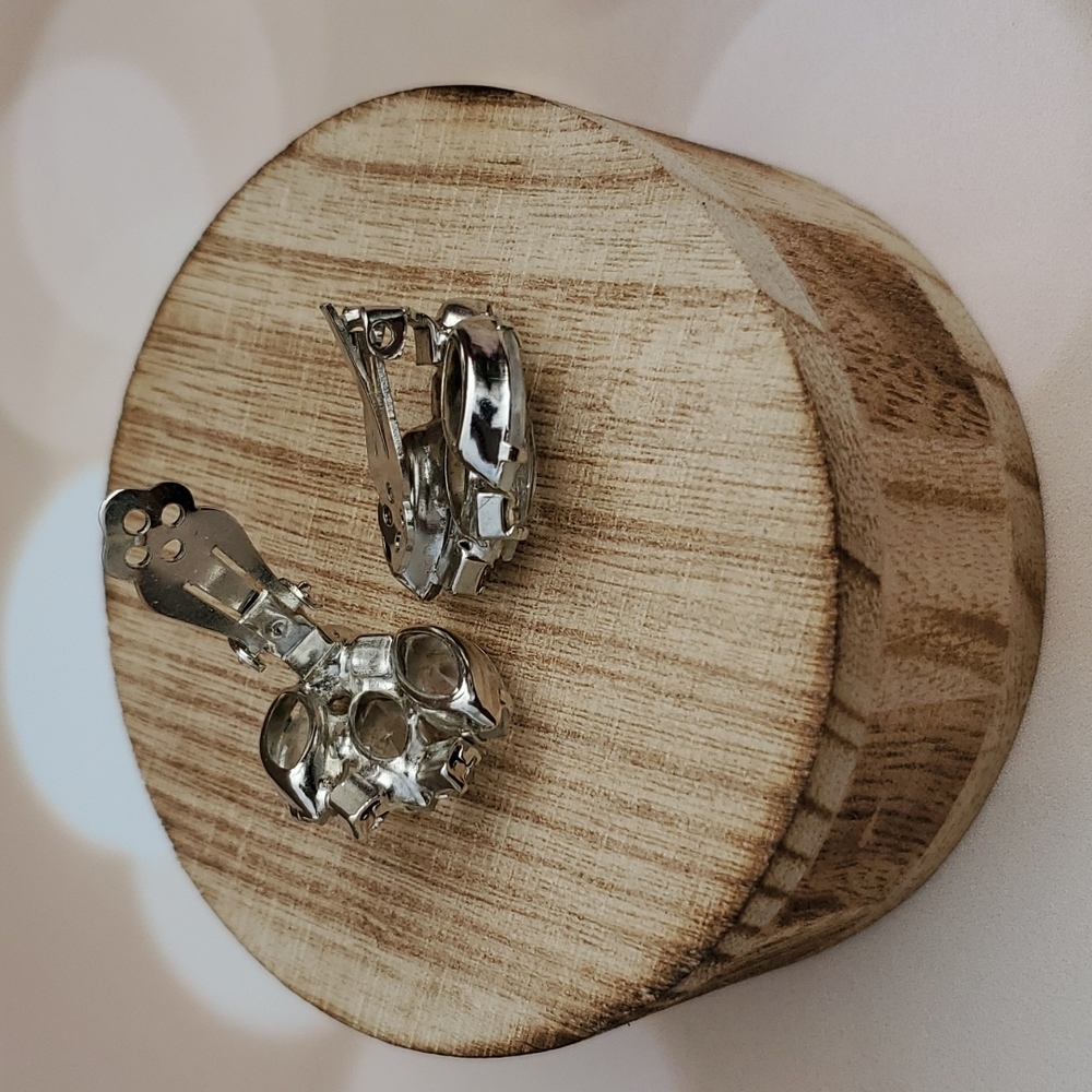 Vintage Silvertone clear rhinestones prong set clip ons unsigned - Picture 3 of 6